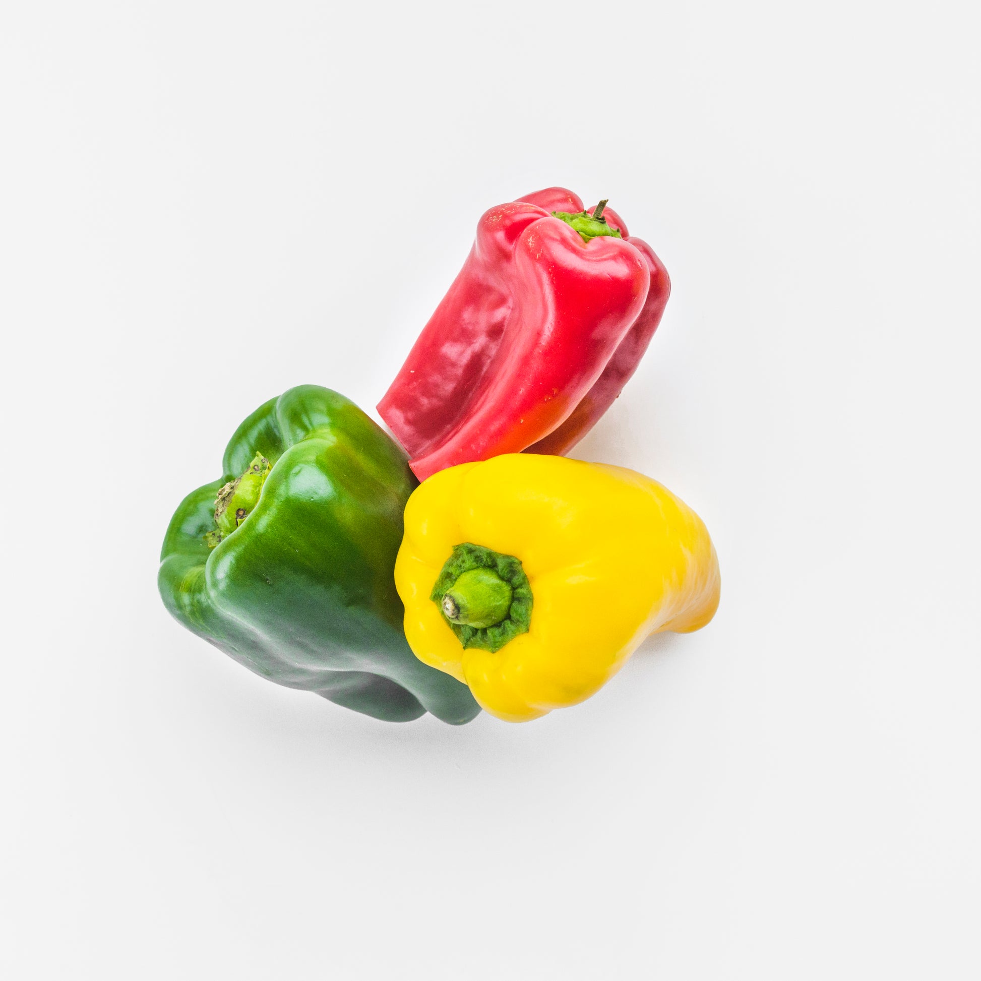 <a href="https://www.freepik.com/free-photo/high-angle-view-green-yellow-red-bell-peppers-white-background_3334284.htm">Image by freepik</a>